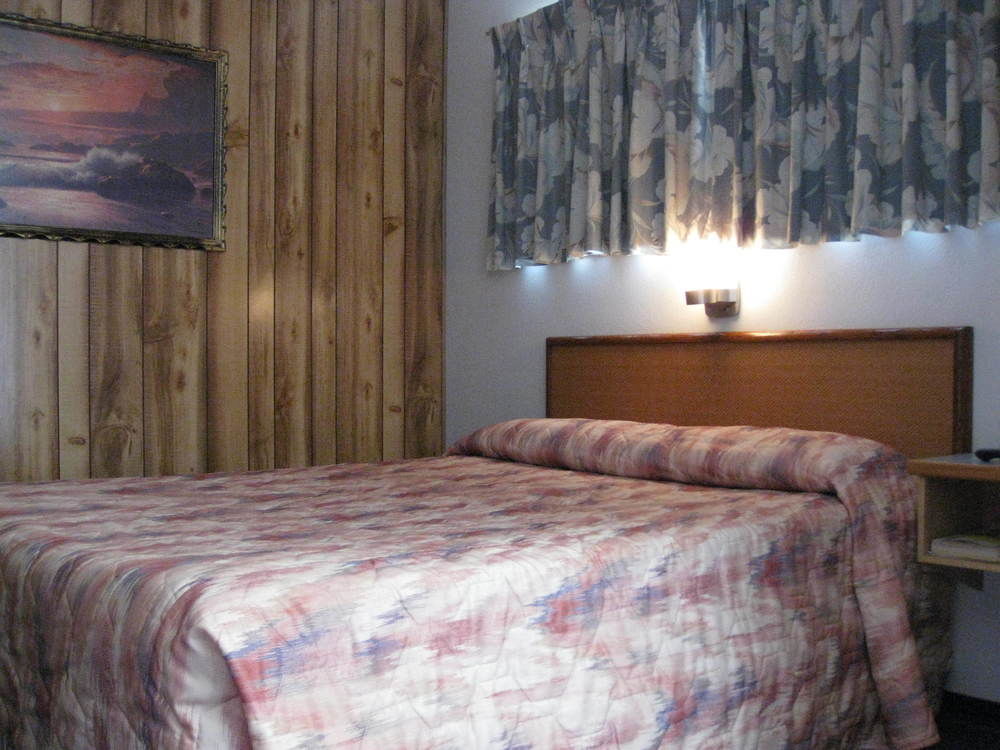 Econo Lodge Inn & Suites Пінчер-Крік Екстер'єр фото