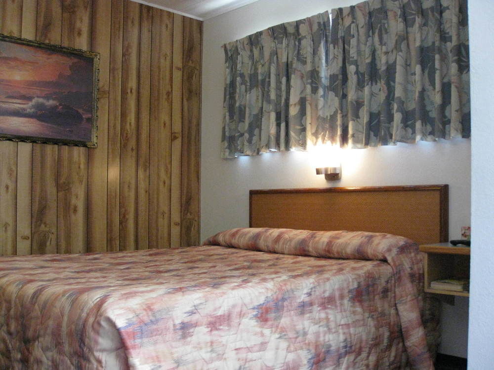 Econo Lodge Inn & Suites Пінчер-Крік Екстер'єр фото